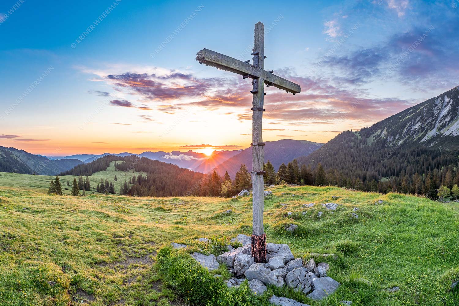 Dankbarkeit III – Seitenverhältnis 3:2 — Feldkreuz an der Moosenalm im Karwendel Blick von der Moosenalm in den Sonnenaufgang im Karwendelgebirge