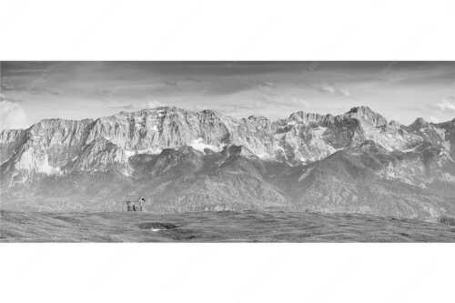 Eines der schönsten Panoramen im Garmisch-Partenkirchen bietet die Aussicht vom Wank - Der Blick ins Herz - Seitenverhältnis 2,5:1 - Panorama am Wank - weitere Infos unter https://www.kriner-weiermann.de