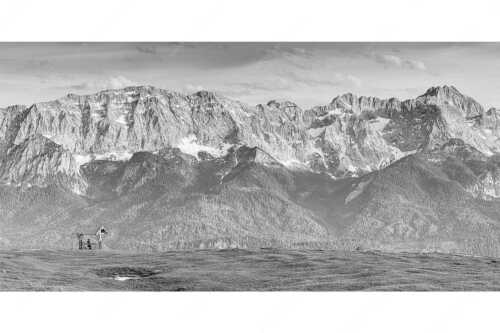 Eines der schönsten Panoramen im Garmisch-Partenkirchen bietet die Aussicht vom Wank - Der Blick ins Herz - Seitenverhältnis 2:1 - Panorama am Wank - weitere Infos unter https://www.kriner-weiermann.de