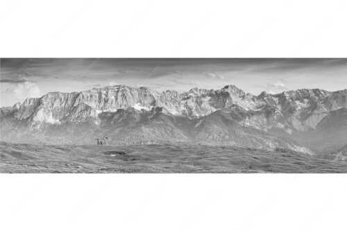 Eines der schönsten Panoramen im Garmisch-Partenkirchen bietet die Aussicht vom Wank - Der Blick ins Herz - Seitenverhältnis 3:1 - Panorama am Wank - weitere Infos unter https://www.kriner-weiermann.de