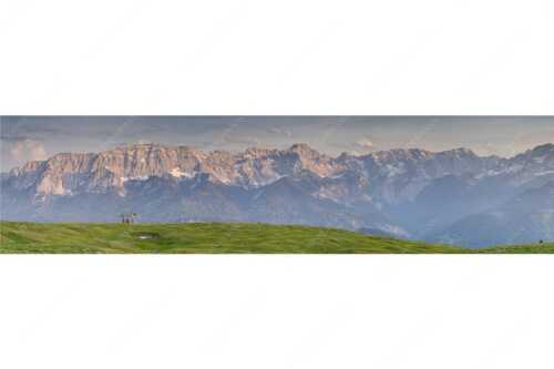Eines der schönsten Panoramen im Garmisch-Partenkirchen bietet die Aussicht vom Wank - Der Blick ins Herz - Seitenverhältnis 4:1 - Panorama am Wank - weitere Infos unter https://www.kriner-weiermann.de