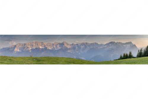 Eines der schönsten Panoramen im Garmisch-Partenkirchen bietet die Aussicht vom Wank - Der Blick ins Herz - Seitenverhältnis 5:1 - Panorama am Wank - weitere Infos unter https://www.kriner-weiermann.de