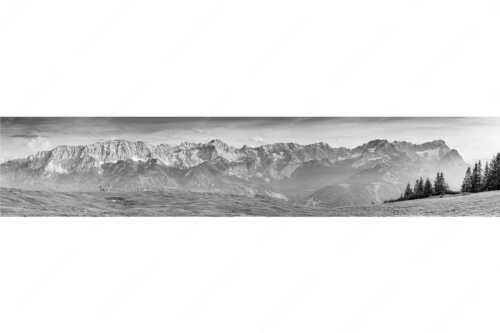 Eines der schönsten Panoramen im Garmisch-Partenkirchen bietet die Aussicht vom Wank - Der Blick ins Herz - Seitenverhältnis 5:1 - Panorama am Wank - weitere Infos unter https://www.kriner-weiermann.de