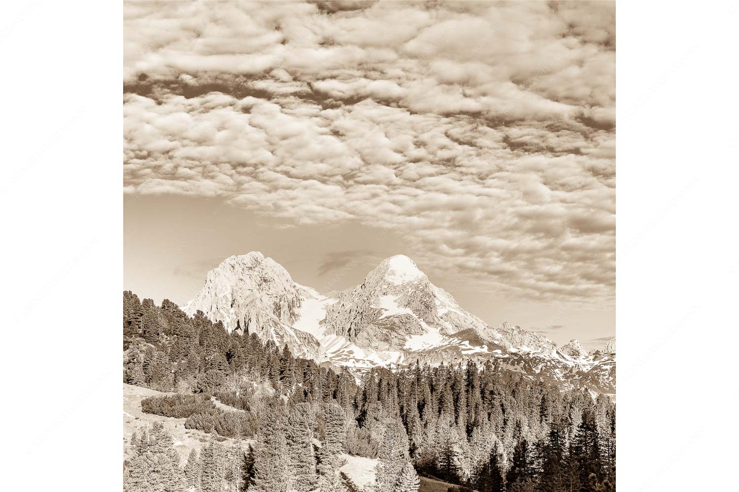 Blick über Schachenschloss zum Hochblassen und Alpspitze im Wettersteingebirge - Der höhere Unscheinbare - Seitenverhältnis 1:1 - Hochblassen und Alpspitze - weitere Infos unter https://www.kriner-weiermann.de