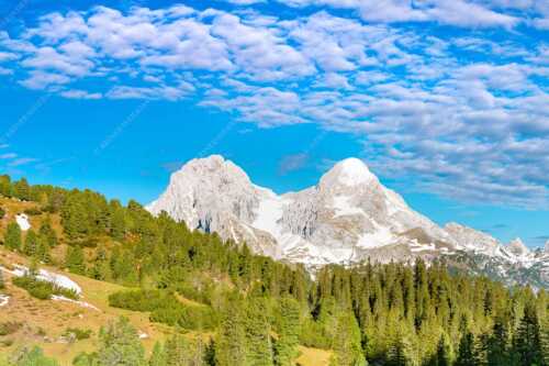 Blick über Schachenschloss zum Hochblassen und Alpspitze im Wettersteingebirge - Der höhere Unscheinbare - Seitenverhältnis 3:2 - Hochblassen und Alpspitze - weitere Infos unter https://www.kriner-weiermann.de
