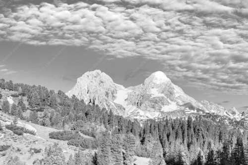 Blick über Schachenschloss zum Hochblassen und Alpspitze im Wettersteingebirge - Der höhere Unscheinbare - Seitenverhältnis 3:2 - Hochblassen und Alpspitze - weitere Infos unter https://www.kriner-weiermann.de