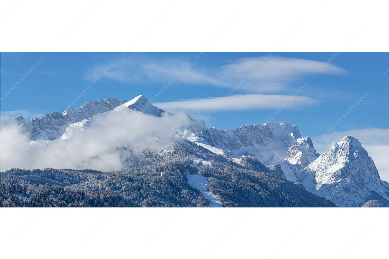 Der Klassiker – Seitenverhältnis 2,5:1 — Alpspitze und Zugspitze Die frisch verschneiten Gipfel von Alpspitze, Zugspitze und Waxenstein