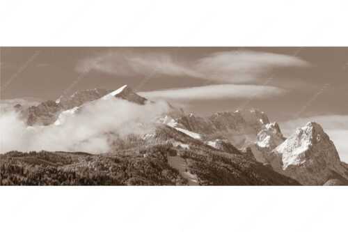 Die frisch verschneiten Gipfel von Alpspitze, Zugspitze und Waxenstein - Der Klassiker - Seitenverhältnis 2,5:1 - Alpspitze und Zugspitze - weitere Infos unter https://www.kriner-weiermann.de