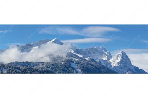 Die frisch verschneiten Gipfel von Alpspitze, Zugspitze und Waxenstein - Der Klassiker - Seitenverhältnis 3:1 - Alpspitze und Zugspitze - weitere Infos unter https://www.kriner-weiermann.de