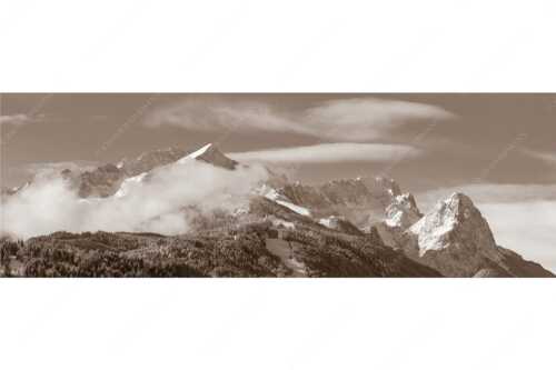 Die frisch verschneiten Gipfel von Alpspitze, Zugspitze und Waxenstein - Der Klassiker - Seitenverhältnis 3:1 - Alpspitze und Zugspitze - weitere Infos unter https://www.kriner-weiermann.de