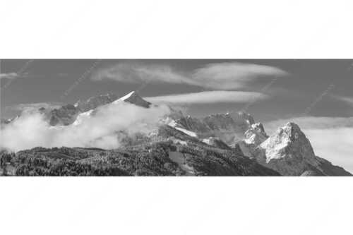 Die frisch verschneiten Gipfel von Alpspitze, Zugspitze und Waxenstein - Der Klassiker - Seitenverhältnis 3:1 - Alpspitze und Zugspitze - weitere Infos unter https://www.kriner-weiermann.de