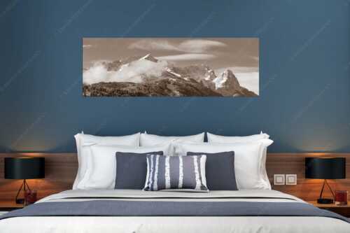Die frisch verschneiten Gipfel von Alpspitze, Zugspitze und Waxenstein - Der Klassiker - Größe ca. 180x60cm, Seitenverhältnis 3:1 - Alpspitze und Zugspitze - weitere Infos unter https://www.kriner-weiermann.de
