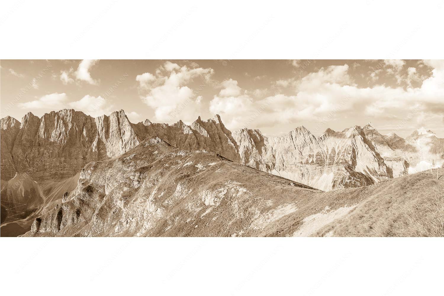 Der Kleine vor den Großen – Seitenverhältnis 2,5:1 — Mahnkopf im Karwendel Beeindruckende Wanderung am Mahnkopf