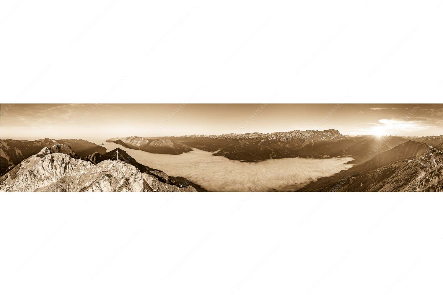 Blick über Nebelmeer im Loisachtal in den Sonnenuntergang