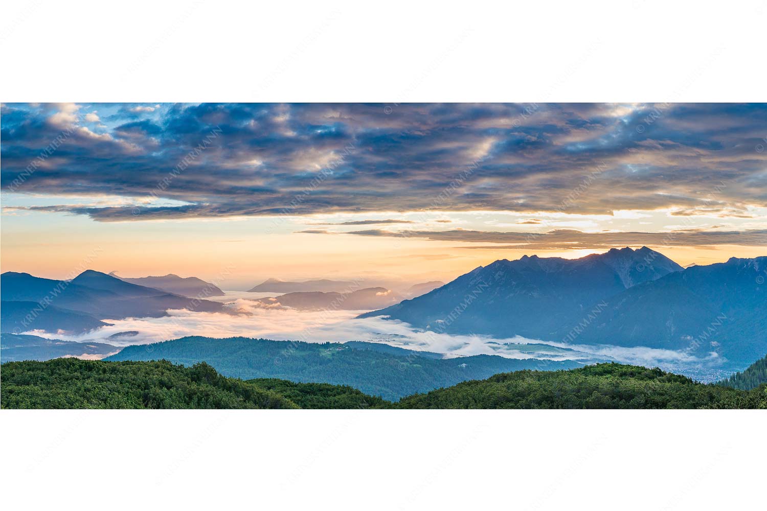 Der letzte Tag beginnt – Seitenverhältnis 2,5:1 — Sonnenaufgang Oberes Isartal Blick ins Obere Isartal mit Estergebirge, Soierngebirge und Karwendel