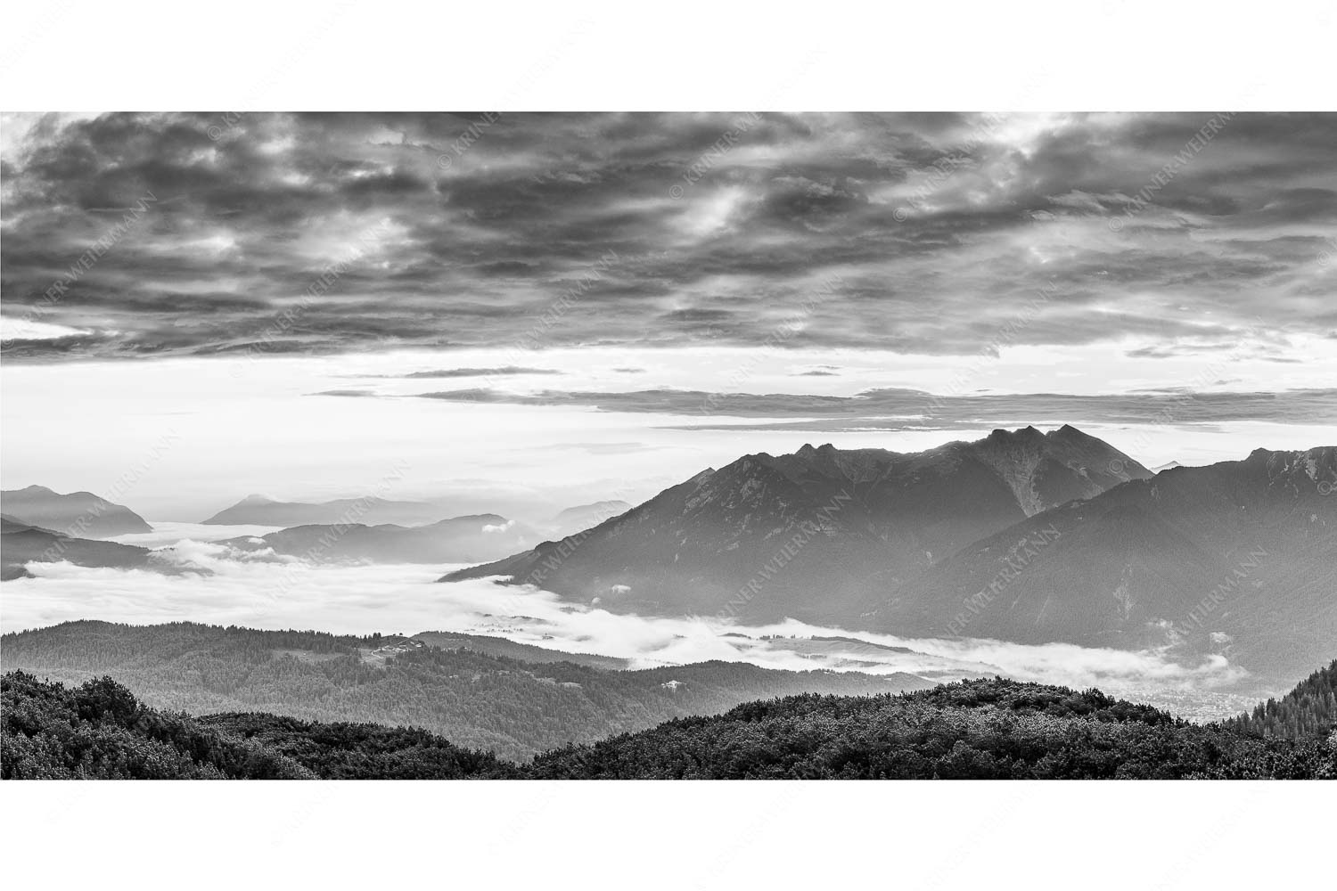 Der letzte Tag beginnt – Seitenverhältnis 2:1 — Sonnenaufgang Oberes Isartal Blick ins Obere Isartal mit Estergebirge, Soierngebirge und Karwendel