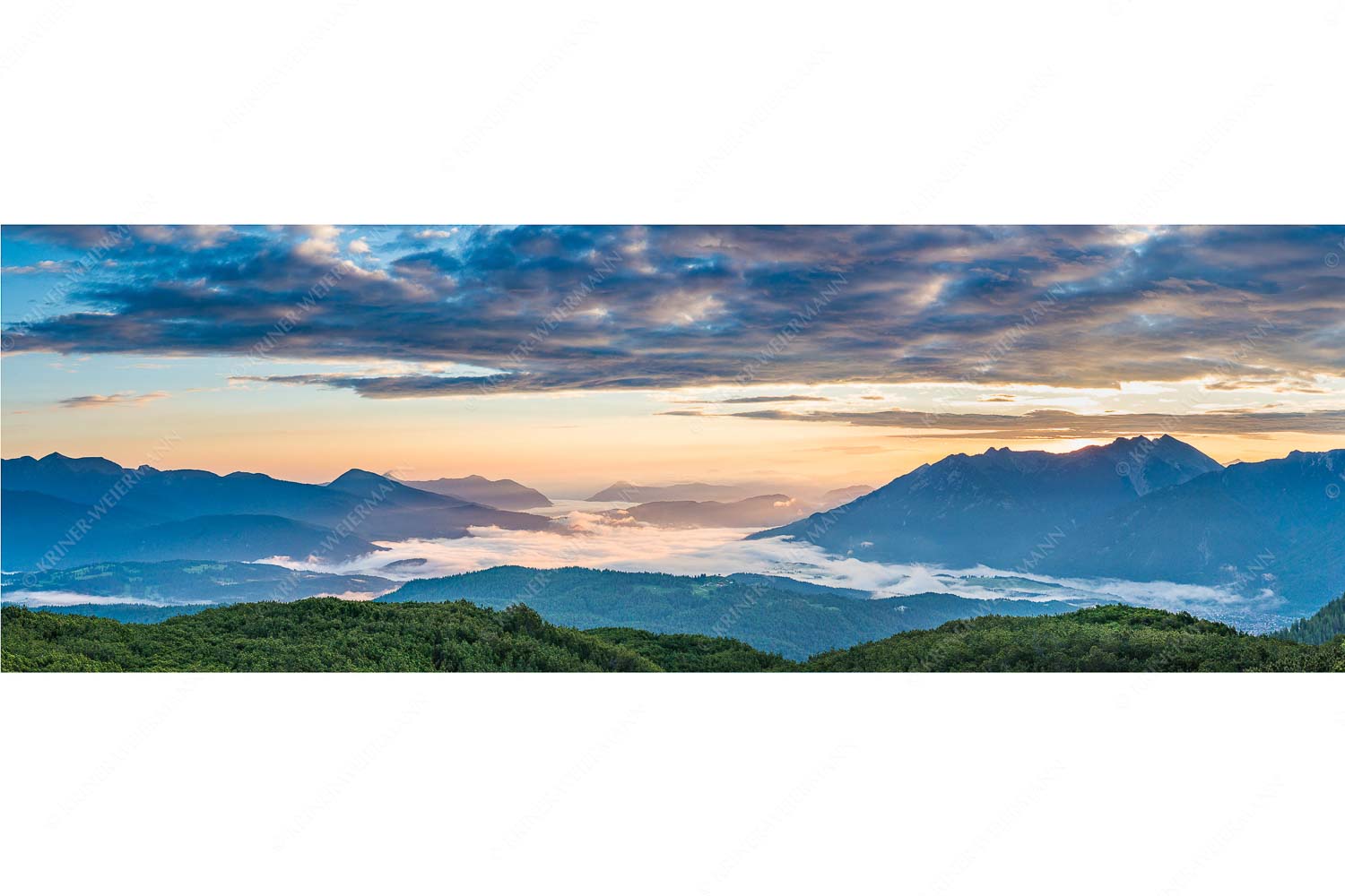 Der letzte Tag beginnt – Seitenverhältnis 3:1 — Sonnenaufgang Oberes Isartal Blick ins Obere Isartal mit Estergebirge, Soierngebirge und Karwendel