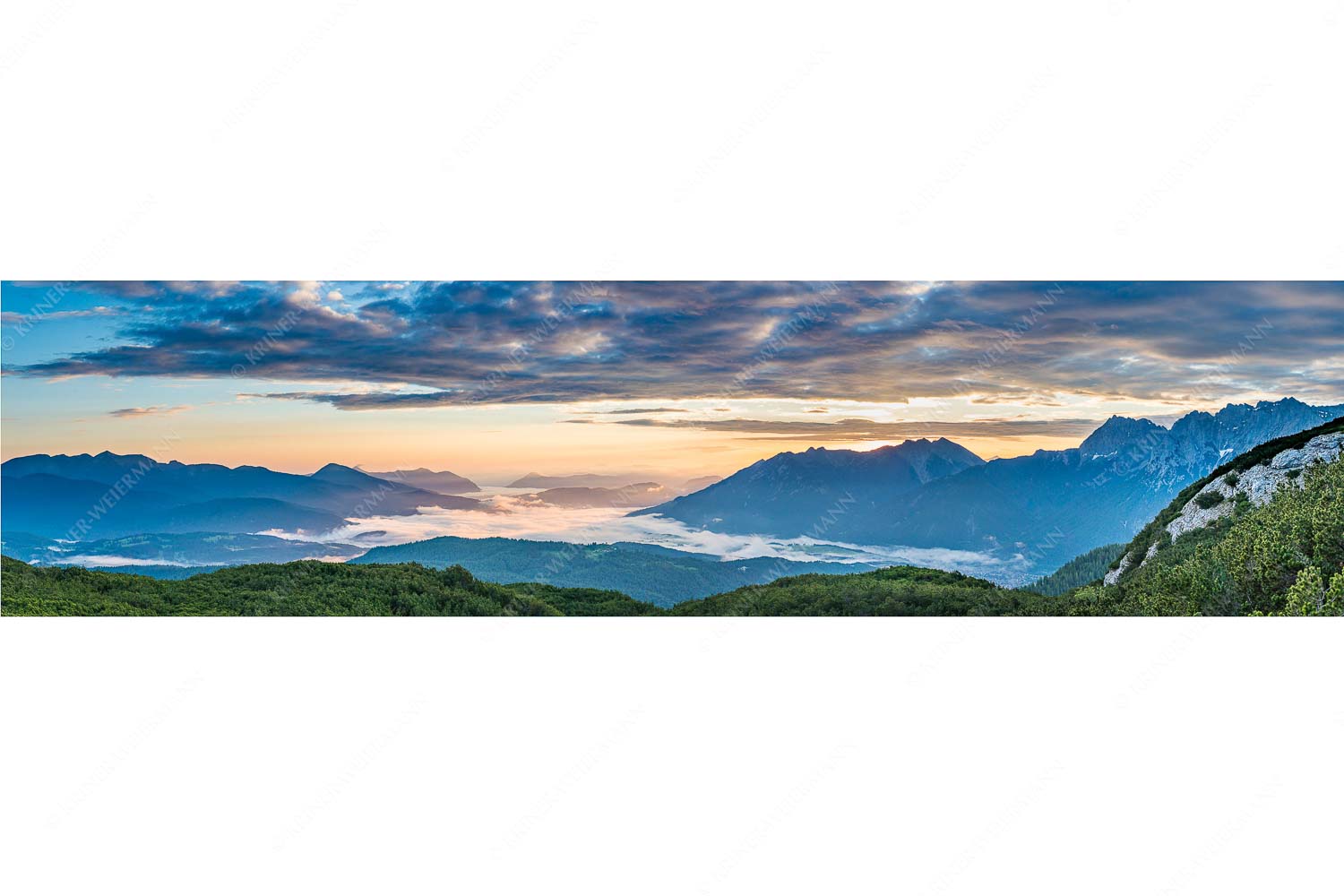 Der letzte Tag beginnt – Seitenverhältnis 4:1 — Sonnenaufgang Oberes Isartal Blick ins Obere Isartal mit Estergebirge, Soierngebirge und Karwendel