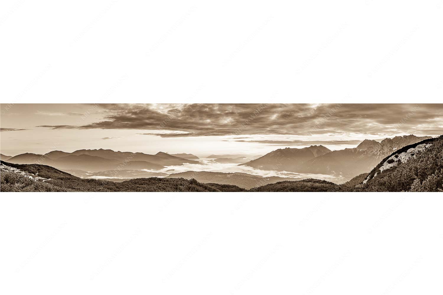 Der letzte Tag beginnt – Seitenverhältnis 5:1 — Sonnenaufgang Oberes Isartal Blick ins Obere Isartal mit Estergebirge, Soierngebirge und Karwendel