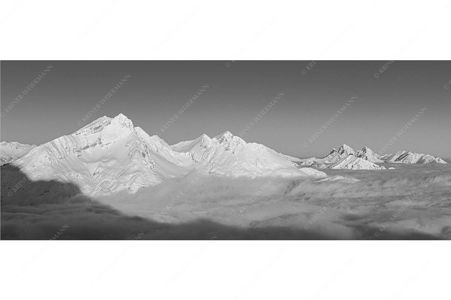 Die Danielgruppe ragt am frühen Morgen aus dem Nebelmeer - Der Schöne - Seitenverhältnis 2,5:1 - Daniel im Ammergebirge - weitere Infos unter https://www.kriner-weiermann.de