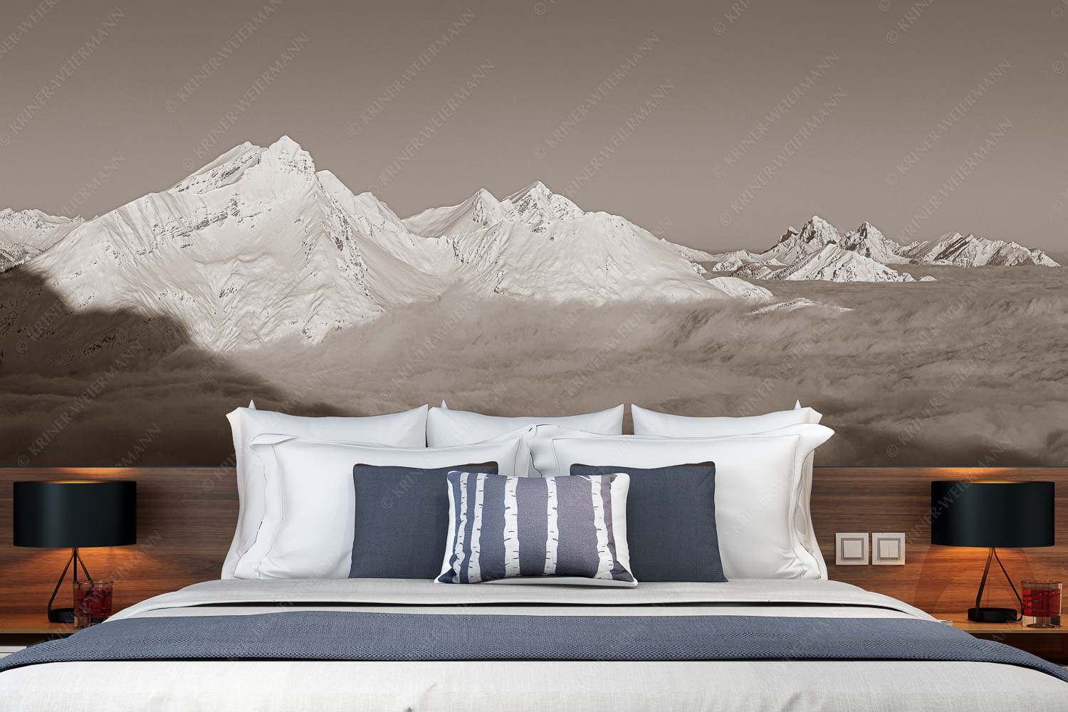 Die Danielgruppe ragt am frühen Morgen aus dem Nebelmeer - Der Schöne - Größe ca. 350x140cm, Seitenverhältnis 2,5:1 - Daniel im Ammergebirge - weitere Infos unter https://www.kriner-weiermann.de