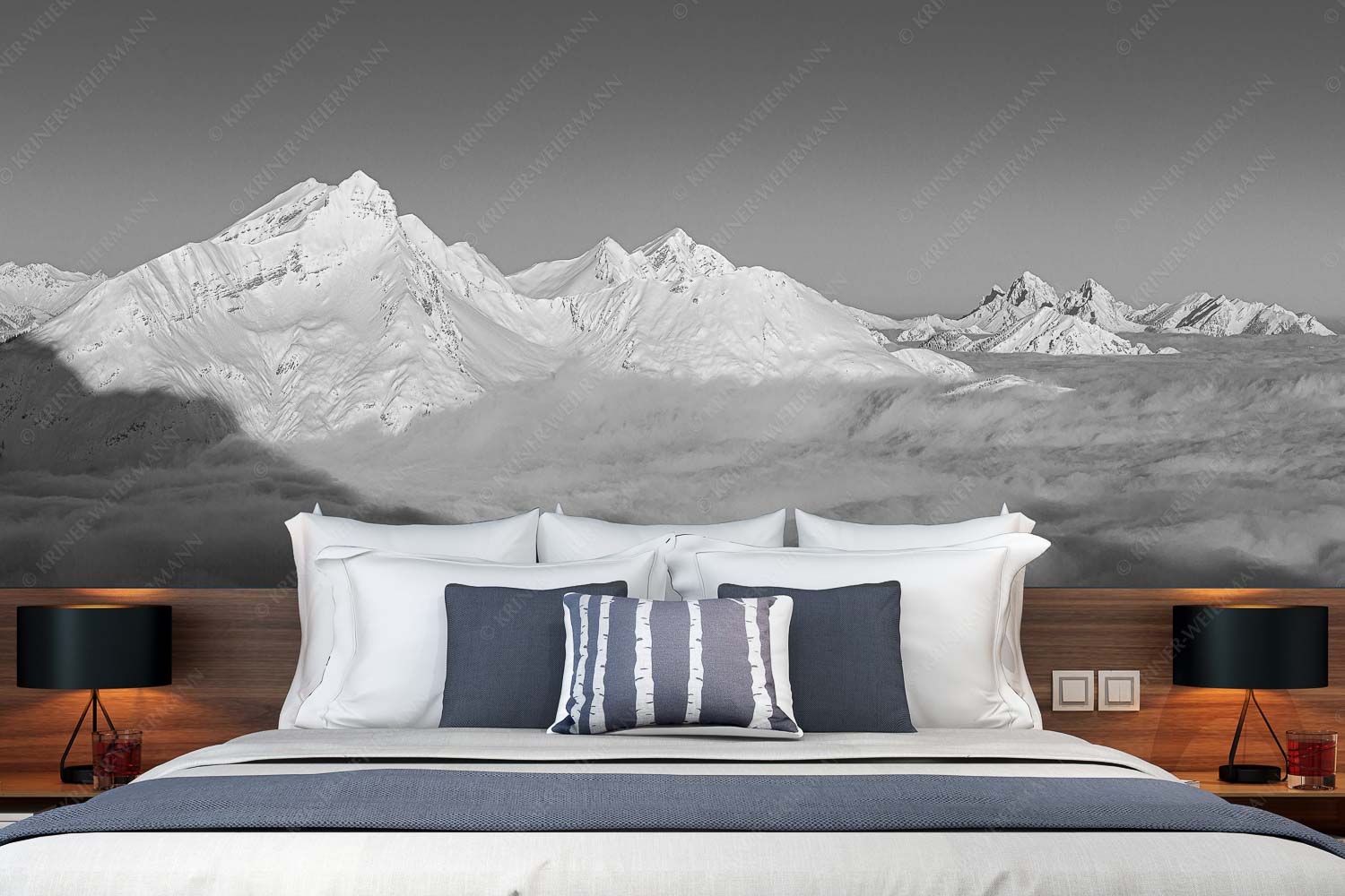 Die Danielgruppe ragt am frühen Morgen aus dem Nebelmeer - Der Schöne - Größe ca. 350x140cm, Seitenverhältnis 2,5:1 - Daniel im Ammergebirge - weitere Infos unter https://www.kriner-weiermann.de