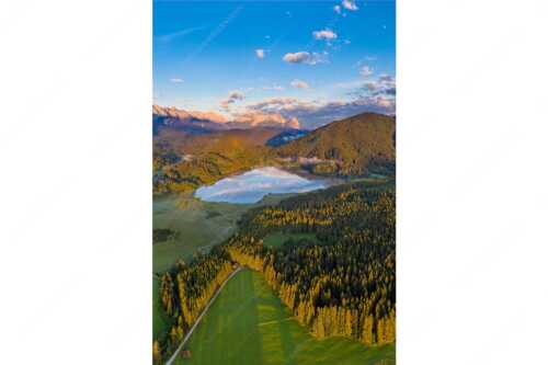 Blick über Barmsee zum Zugspitzmassiv - Der See - Seitenverhältnis 2:3 - Barmsee mit Zugspitzmassiv - weitere Infos unter https://www.kriner-weiermann.de