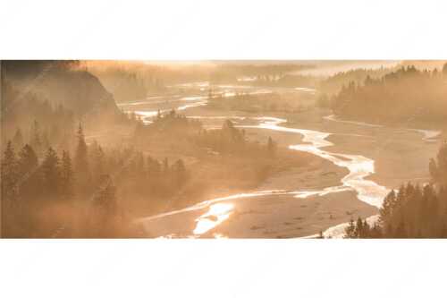 Morgentliche Kanufahrt auf der Isar bei Wallgau mit mystischer Nebelstimmung - Der Seele entlang - Seitenverhältnis 2,5:1 - Isar bei Wallgau - weitere Infos unter https://www.kriner-weiermann.de
