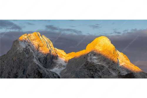 Blick zum Hochblassen und Alpspitze im ersten Tageslicht - Die Beiden - Seitenverhältnis 2,5:1 - Hochblassen und Alpspitze im Wetterstein - weitere Infos unter https://www.kriner-weiermann.de