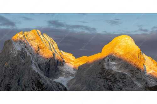 Blick zum Hochblassen und Alpspitze im ersten Tageslicht - Die Beiden - Seitenverhältnis 2:1 - Hochblassen und Alpspitze im Wetterstein - weitere Infos unter https://www.kriner-weiermann.de