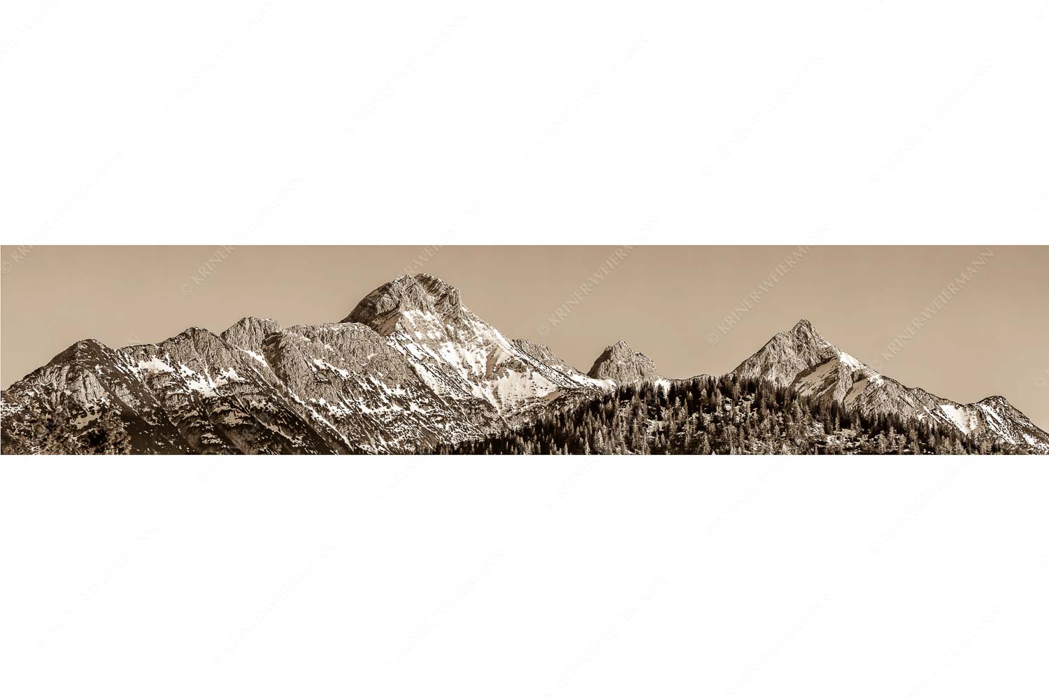 Die drei Arnspitzen – Seitenverhältnis 5:1 — Große Arnspitze mittlere Arnspitze und Arnplattenspitze Alle drei Arnspitzen im letzten Abendlicht