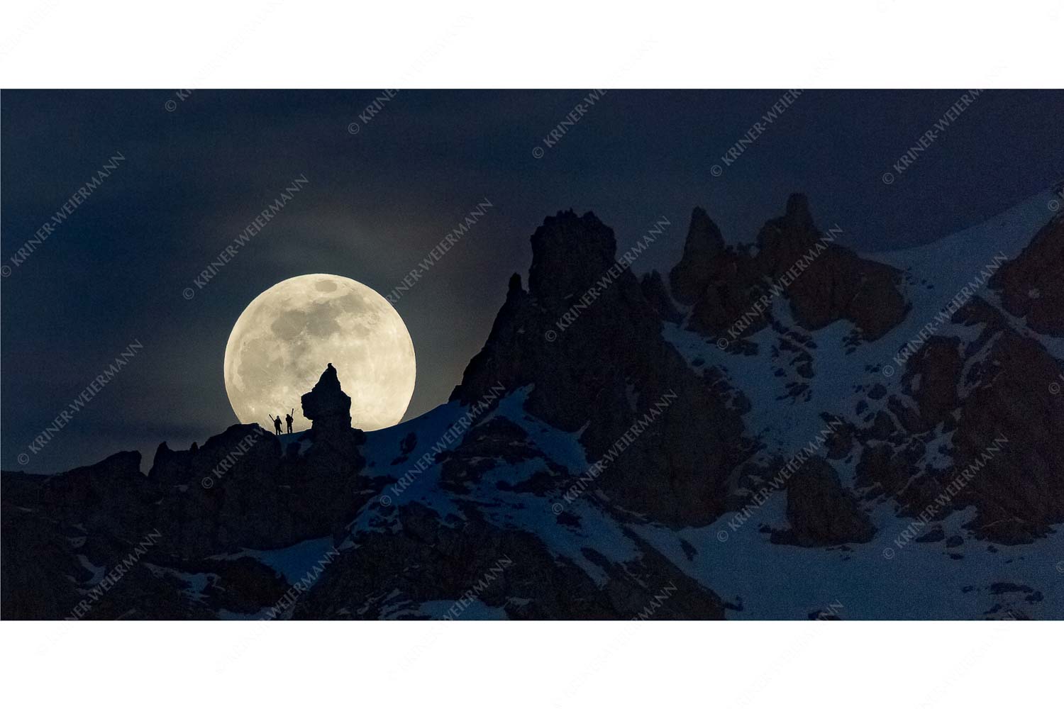 Die Männer im Mond – Seitenverhältnis 2:1 — Vollmond im Soierngebirge Zwei Skibergsteiger gegen den aufgehenden Vollmond an der Soiernspitze