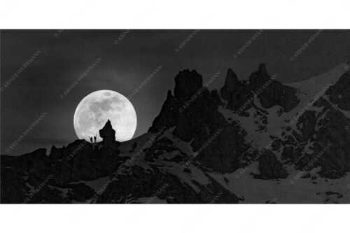 Zwei Skibergsteiger gegen den aufgehenden Vollmond an der Soiernspitze - Die Männer im Mond - Seitenverhältnis 2:1 - Vollmond im Soierngebirge - weitere Infos unter https://www.kriner-weiermann.de