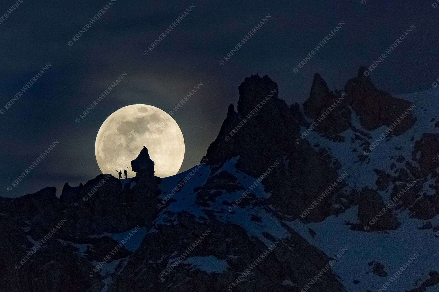 Die Männer im Mond – Seitenverhältnis 3:2 — Vollmond im Soierngebirge Zwei Skibergsteiger gegen den aufgehenden Vollmond an der Soiernspitze