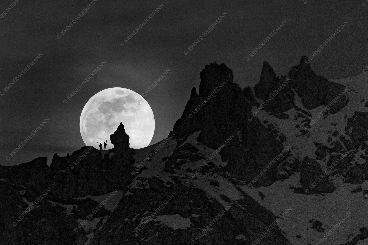 Die Männer im Mond – Seitenverhältnis 3:2 — Vollmond im Soierngebirge Zwei Skibergsteiger gegen den aufgehenden Vollmond an der Soiernspitze
