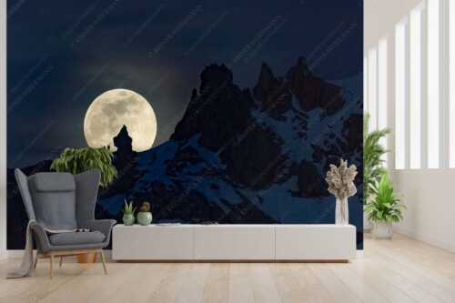 Zwei Skibergsteiger gegen den aufgehenden Vollmond an der Soiernspitze - Die Männer im Mond - Größe ca. 300x200cm, Seitenverhältnis 3:2 - Vollmond im Soierngebirge - weitere Infos unter https://www.kriner-weiermann.de