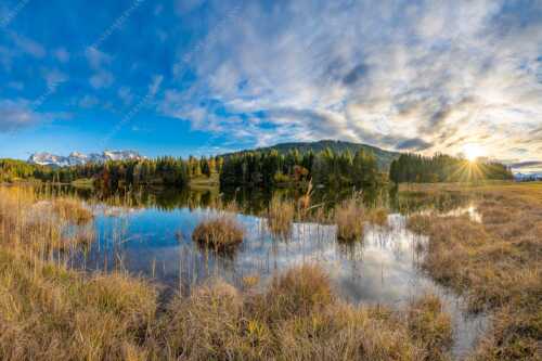 Sonnenuntergang am Geroldsee mit Blick zum Karwendelgebirge - Die Ruhe kehrt ein - Seitenverhältnis 3:2 - Sonnenuntergang am Geroldsee mit Karwendel - weitere Infos unter https://www.kriner-weiermann.de