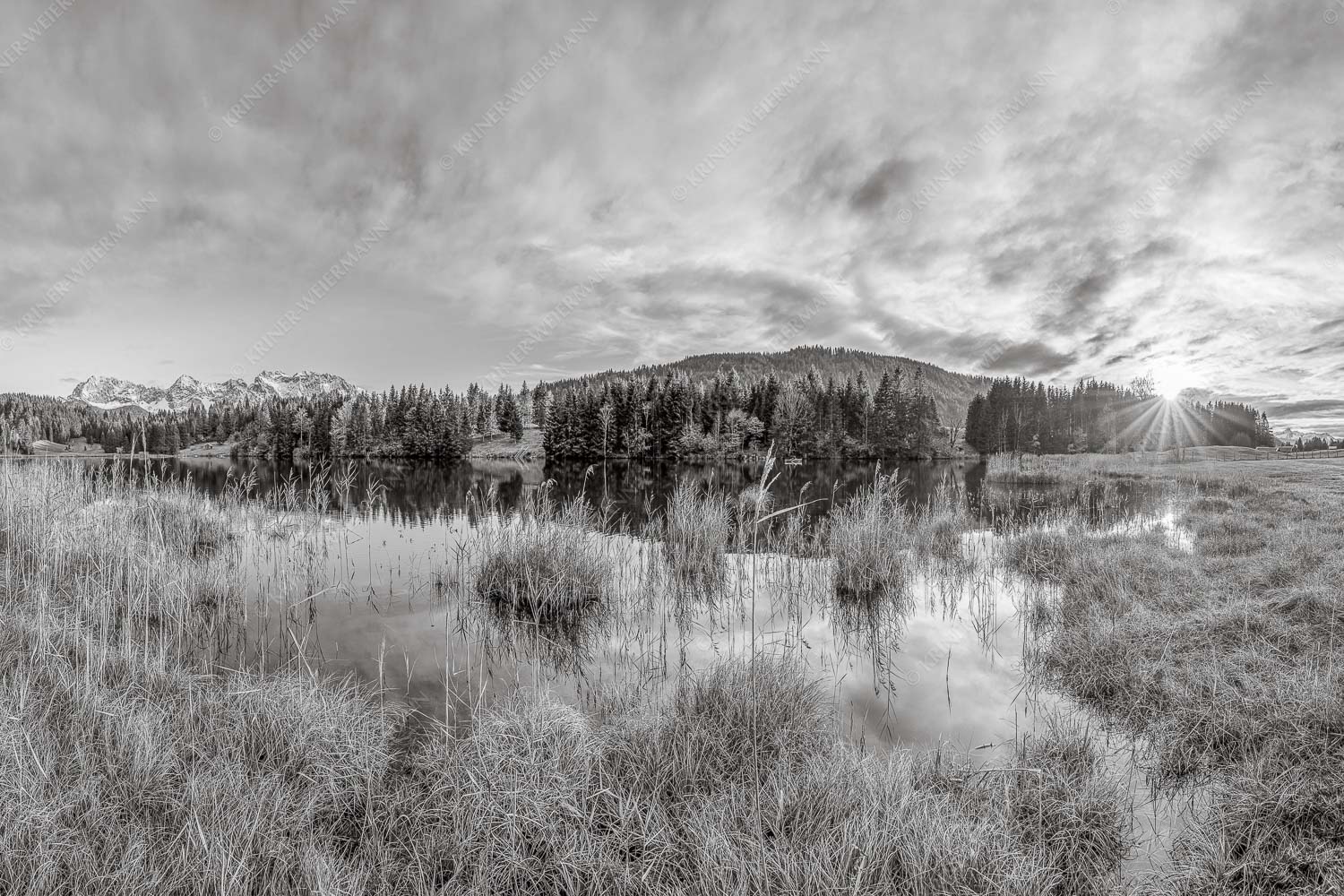 Die Ruhe kehrt ein – Seitenverhältnis 3:2 — Sonnenuntergang am Geroldsee mit Karwendel Sonnenuntergang am Geroldsee mit Blick zum Karwendelgebirge