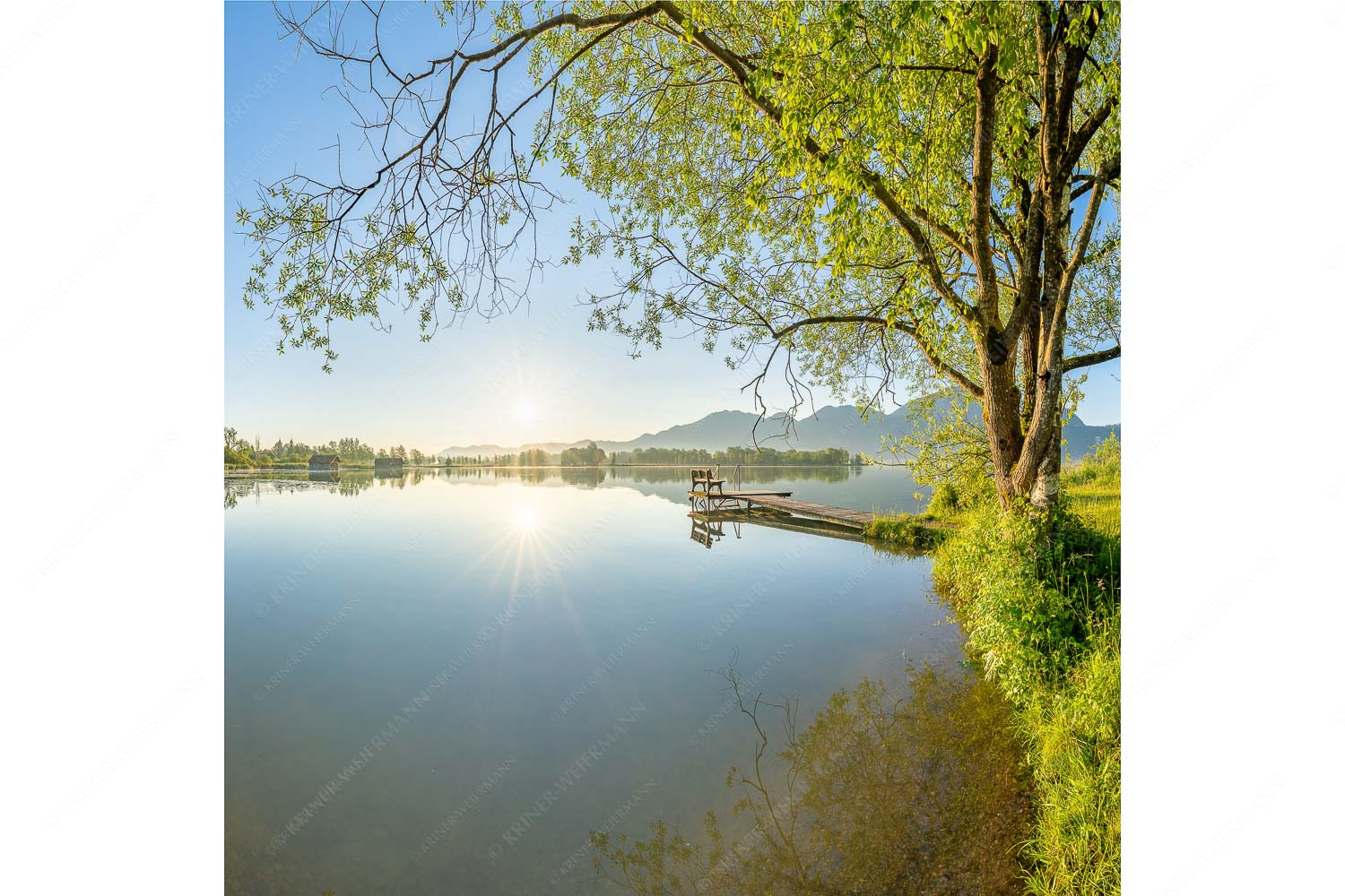 Die Sonne geht immer wieder auf II – Seitenverhältnis 1:1 — Bootssteg am Kochelsee Blick über den Kochelsee bei Schlehdorf in den Sonnenaufgang