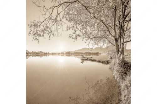 Blick über den Kochelsee bei Schlehdorf in den Sonnenaufgang - Die Sonne geht immer wieder auf II - Seitenverhältnis 1:1 - Bootssteg am Kochelsee - weitere Infos unter https://www.kriner-weiermann.de