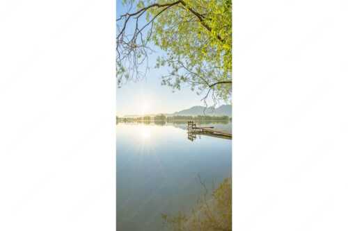 Blick über den Kochelsee bei Schlehdorf in den Sonnenaufgang - Die Sonne geht immer wieder auf II - Seitenverhältnis 1:2 - Bootssteg am Kochelsee - weitere Infos unter https://www.kriner-weiermann.de