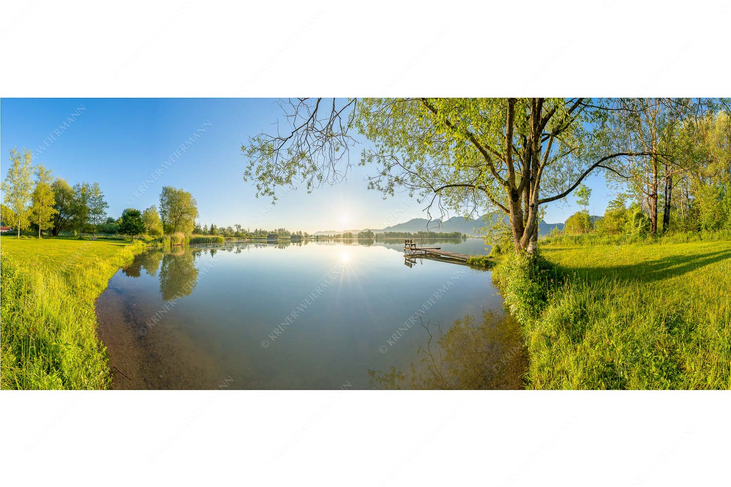 Die Sonne geht immer wieder auf II – Seitenverhältnis 2,5:1 — Bootssteg am Kochelsee Blick über den Kochelsee bei Schlehdorf in den Sonnenaufgang