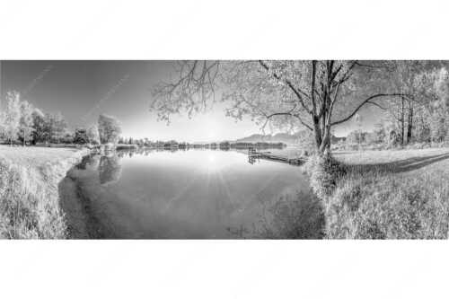 Blick über den Kochelsee bei Schlehdorf in den Sonnenaufgang - Die Sonne geht immer wieder auf II - Seitenverhältnis 2,5:1 - Bootssteg am Kochelsee - weitere Infos unter https://www.kriner-weiermann.de