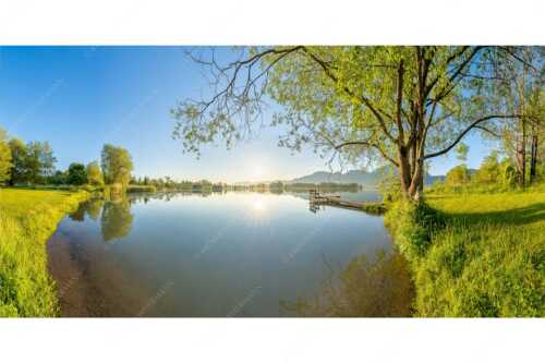 Blick über den Kochelsee bei Schlehdorf in den Sonnenaufgang - Die Sonne geht immer wieder auf II - Seitenverhältnis 2:1 - Bootssteg am Kochelsee - weitere Infos unter https://www.kriner-weiermann.de