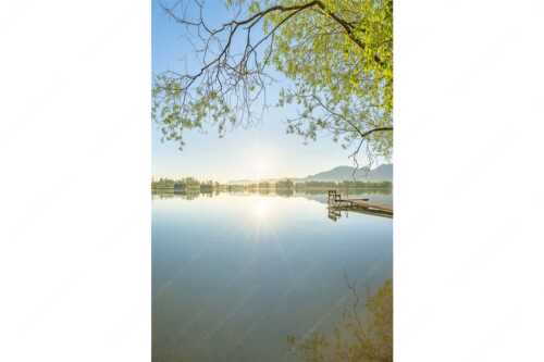 Blick über den Kochelsee bei Schlehdorf in den Sonnenaufgang - Die Sonne geht immer wieder auf II - Seitenverhältnis 2:3 - Bootssteg am Kochelsee - weitere Infos unter https://www.kriner-weiermann.de