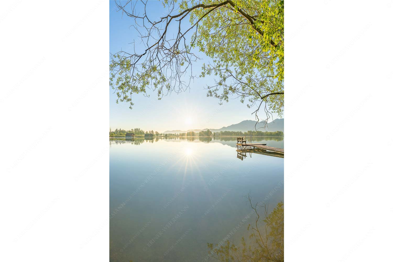 Die Sonne geht immer wieder auf II – Seitenverhältnis 2:3 — Bootssteg am Kochelsee Blick über den Kochelsee bei Schlehdorf in den Sonnenaufgang