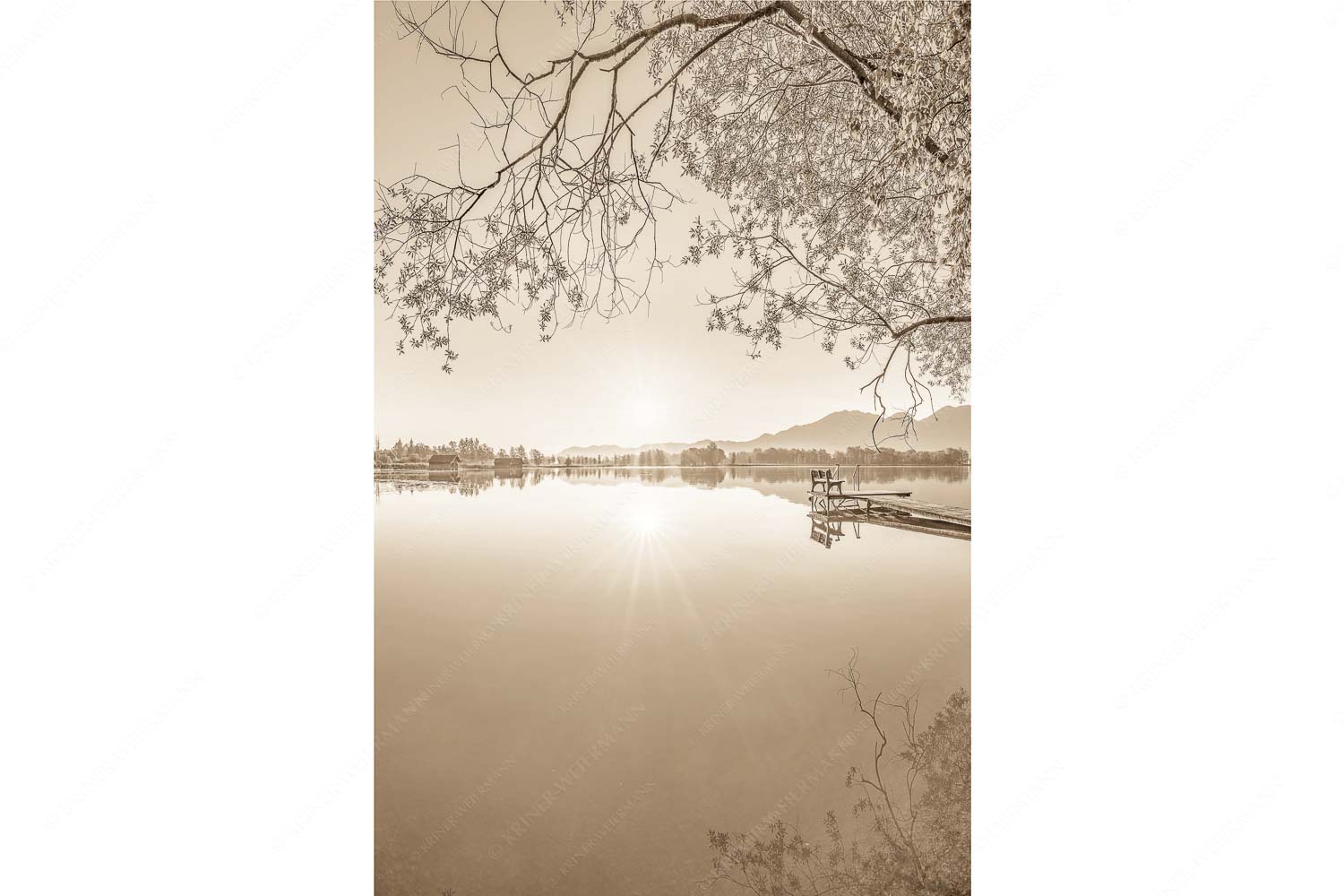 Die Sonne geht immer wieder auf II – Seitenverhältnis 2:3 — Bootssteg am Kochelsee Blick über den Kochelsee bei Schlehdorf in den Sonnenaufgang