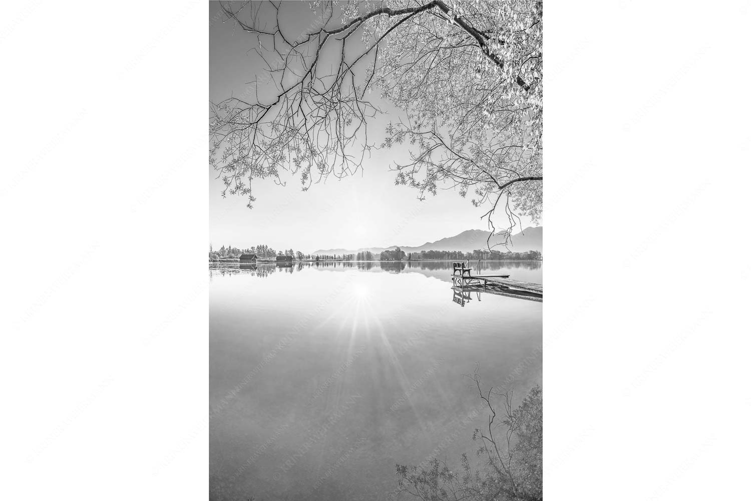 Die Sonne geht immer wieder auf II – Seitenverhältnis 2:3 — Bootssteg am Kochelsee Blick über den Kochelsee bei Schlehdorf in den Sonnenaufgang