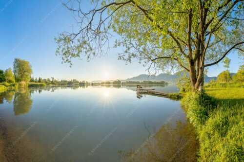 Blick über den Kochelsee bei Schlehdorf in den Sonnenaufgang - Die Sonne geht immer wieder auf II - Seitenverhältnis 3:2 - Bootssteg am Kochelsee - weitere Infos unter https://www.kriner-weiermann.de