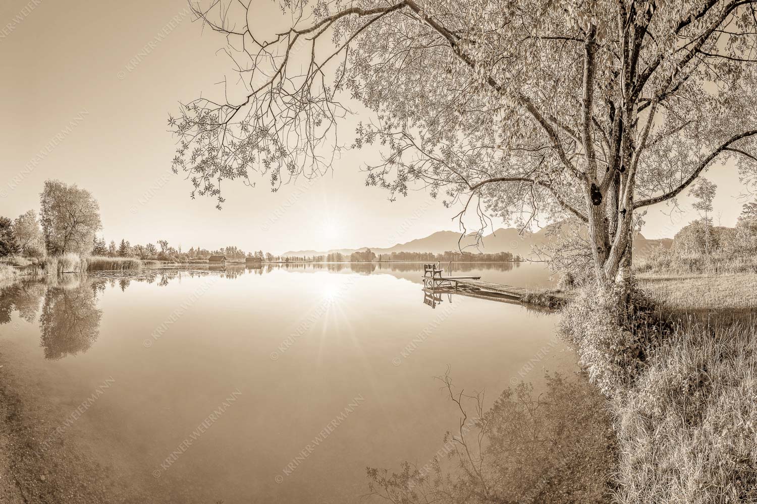 Die Sonne geht immer wieder auf II – Seitenverhältnis 3:2 — Bootssteg am Kochelsee Blick über den Kochelsee bei Schlehdorf in den Sonnenaufgang